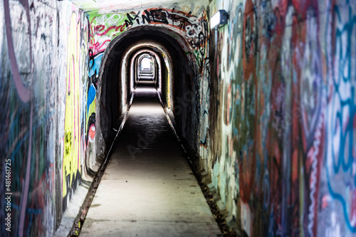 Tunnel, Unterführung, Gehweg, Angst, Depression, Licht am Ende, eng, Beklemmung, Graffiti, Beton © matho