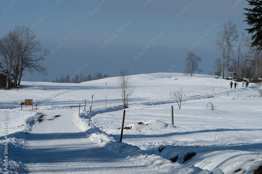 HDR Zugerberg im Winter mit Pulverschnee und strahlendem Sonnenschein, Kanton Zug, Schweiz. Januar 19