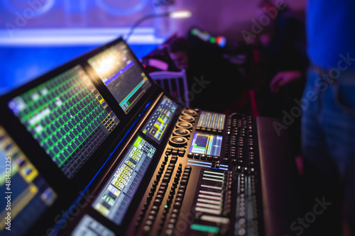 Billede på lærred View of lighting technician operator working on mixing console workplace during