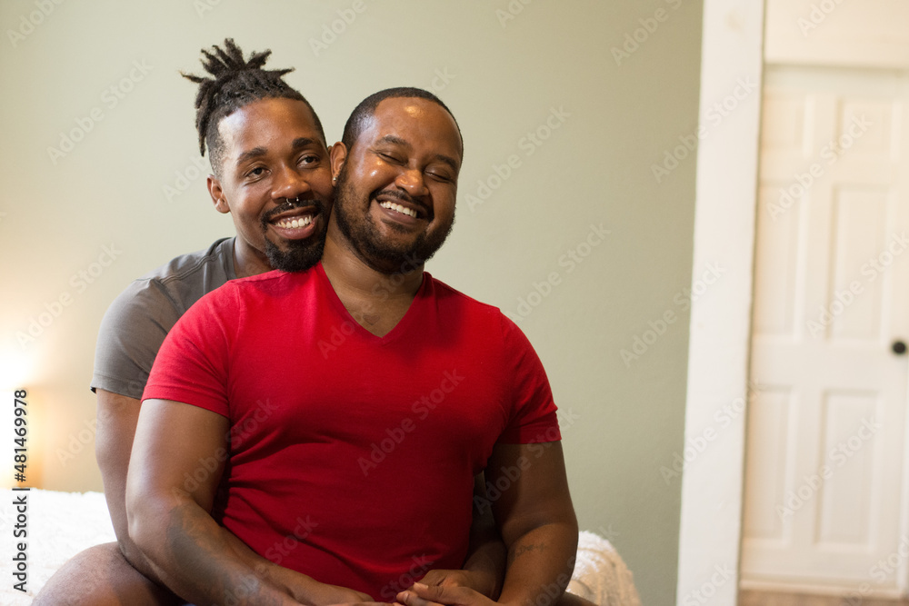 Obraz premium Smiling male couple hugging