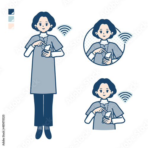 チュニック中年女性がスマートフォンを操作しているイラスト
