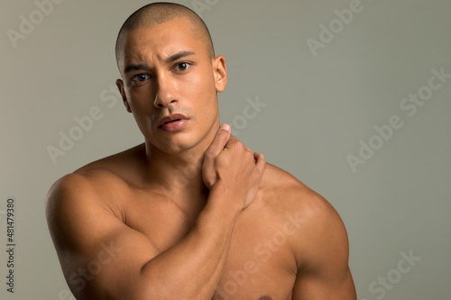Φωτογραφία Studio portrait of serious shirtless man