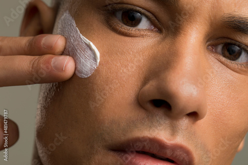 Quadro su tela Close-up of man applying face cream