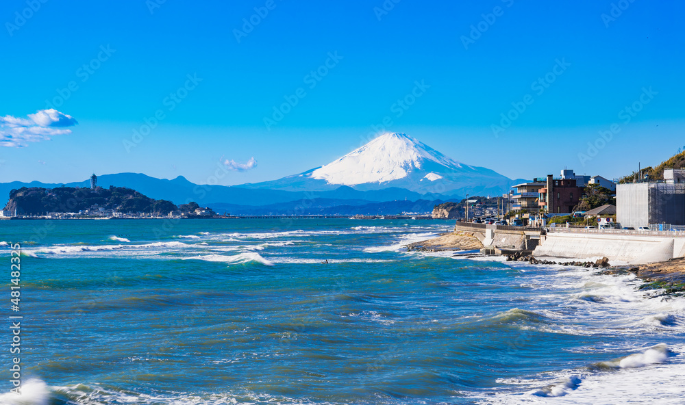 湘南海岸　江の島と富士山　ワイド