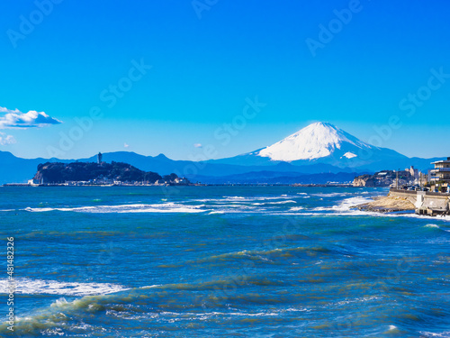 湘南海岸 江の島と富士山