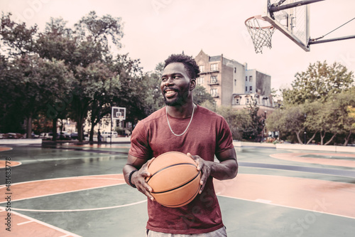 USA, Pennsylvania, Philadelphia, Portrait of man with ball at basketball court © Cultura Creative
