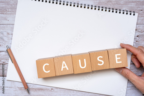 Canvastavla 「CAUSE」と書かれた積み木、ペン、ノート、人の手