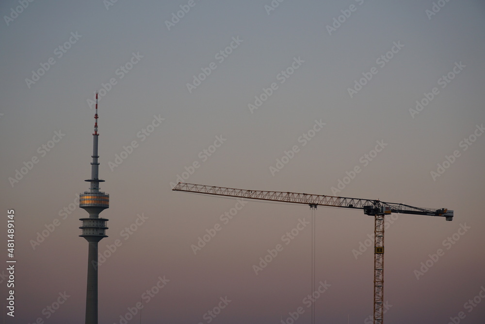 Obraz premium sunset munich with crane and olympic tower