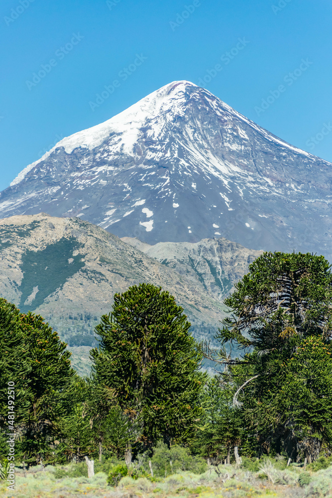 Naklejka premium naturaleza con montañas y volcanes lanin 