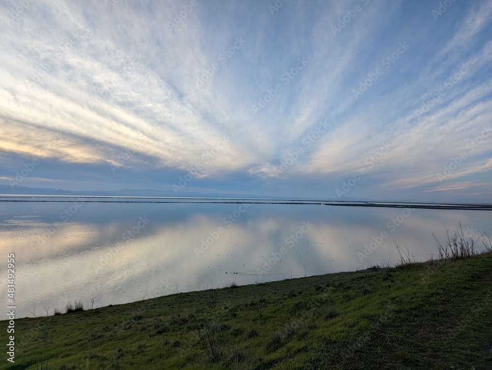 Obraz premium sunset over the lake