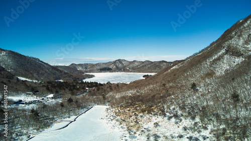 冬の凍った湖