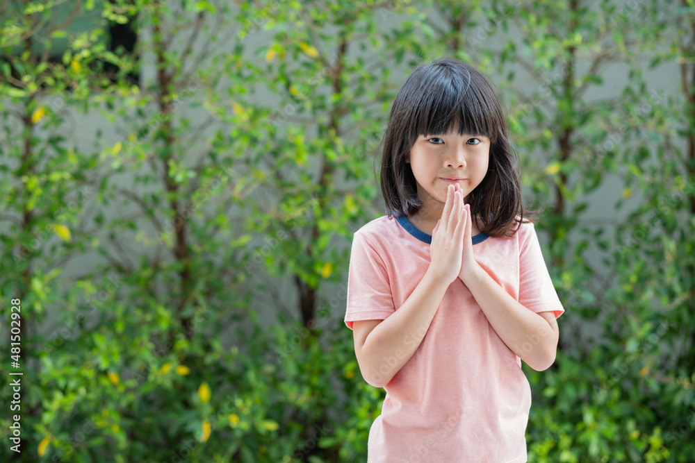 Asian girls offering respect, thai child pay respect