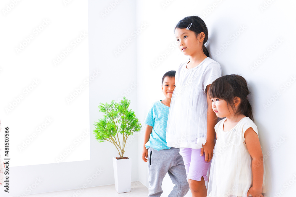 仲良く遊ぶ子どもたち 仲良く遊ぶ子どもたち