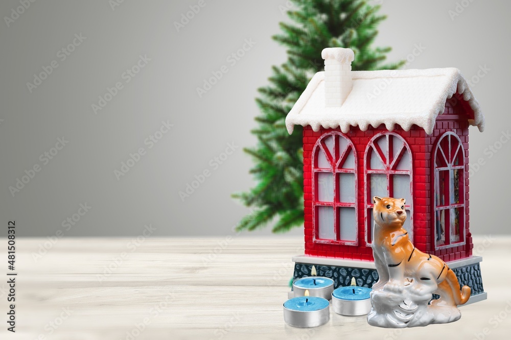Naklejka premium Christmas table decoration with toy house and christmas trees. Festive interior design
