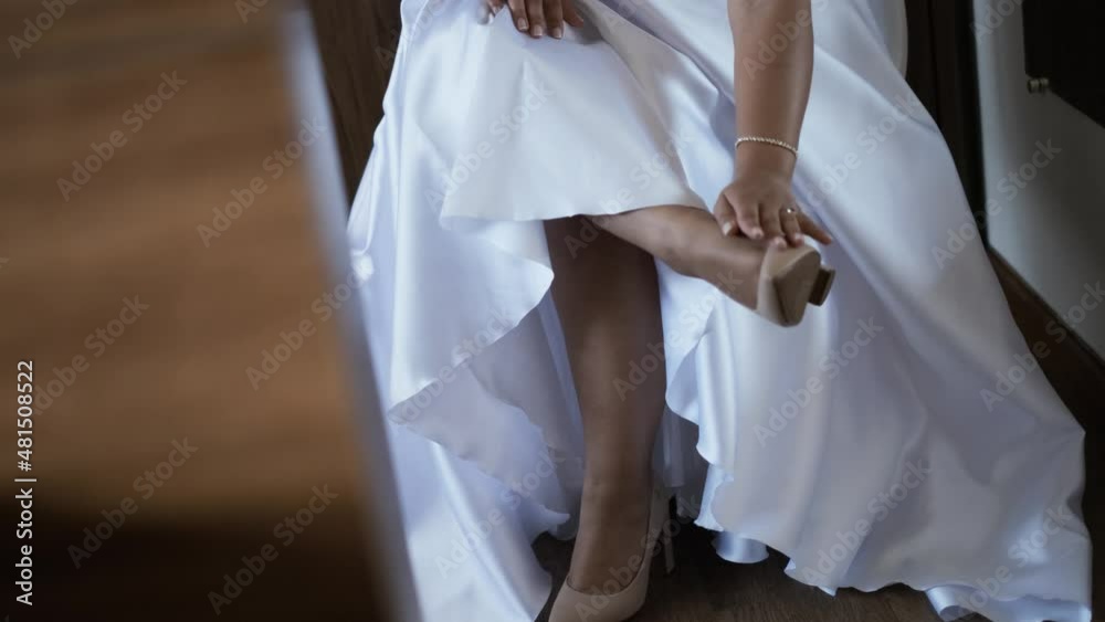 Noiva de vestido colocando sapato