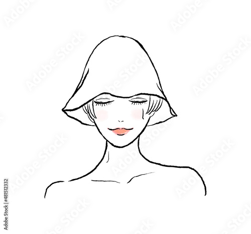 サウナハットをかぶり、サウナで汗をかくショートヘアの女性。目を閉じて正面向き。