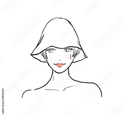サウナハットをかぶり、サウナで汗をかくショートヘアの女性。正面向き。