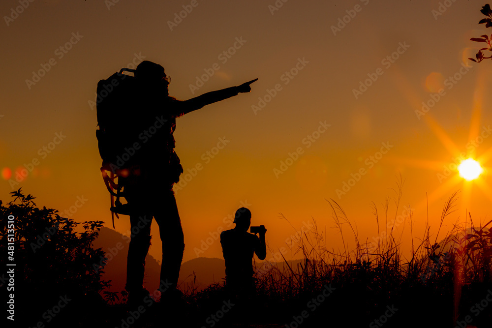 Obraz premium young female tourist carrying luggage at sunset