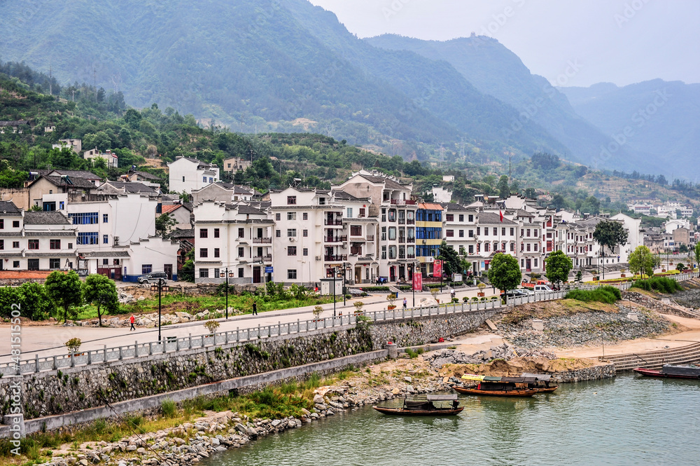 Naklejka premium Yangtze River, China - Landscape, cruise ships and towns on both sides of the Three Gorges of the Yangtze River, China, May 31, 2011.