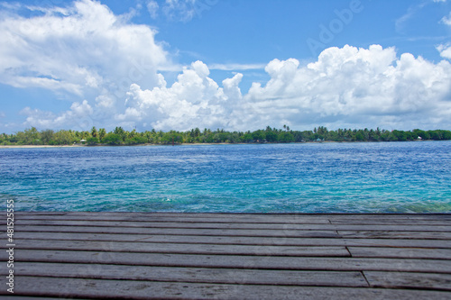 lagon bleu et translucide de rangiroa  tuamotu  polyn  sie francaise