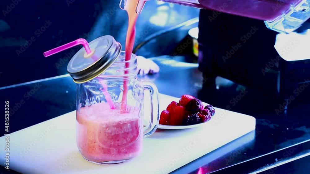Bebida de frutos rojos licuados