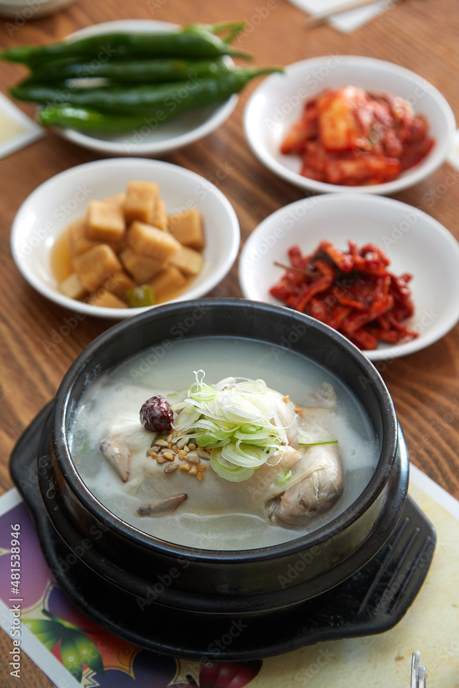 한국 전통 음식인 삼계탕 요리.