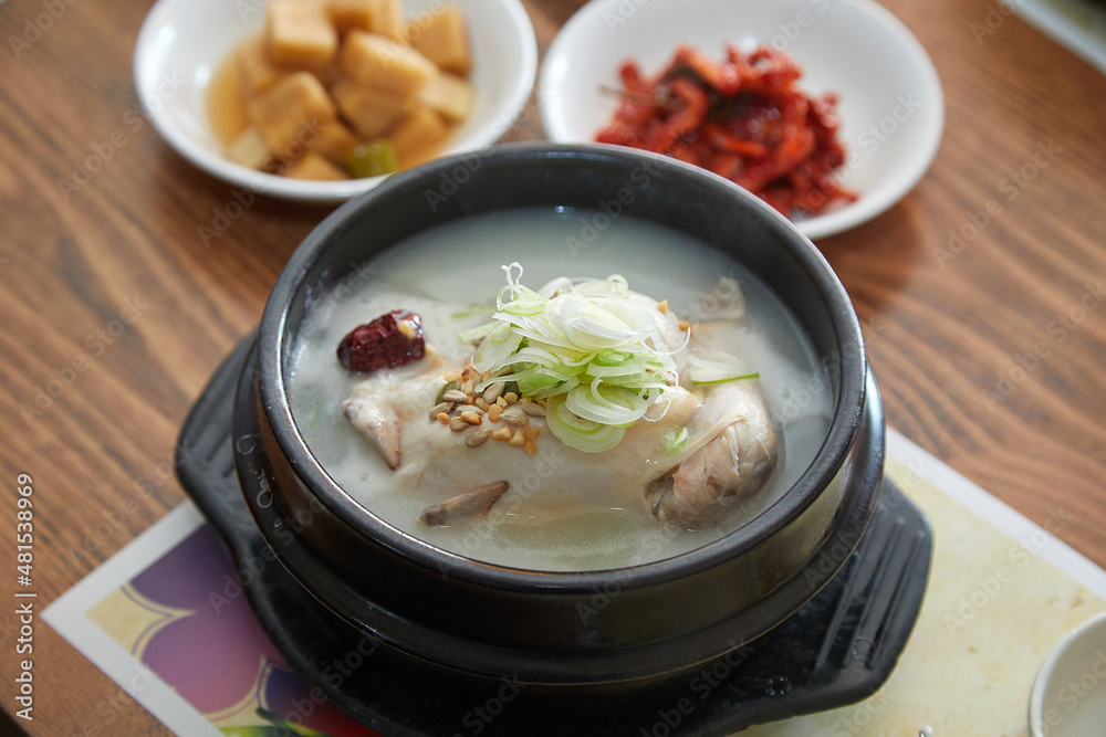 한국 전통 음식인 삼계탕 요리. Stock Photo | Adobe Stock