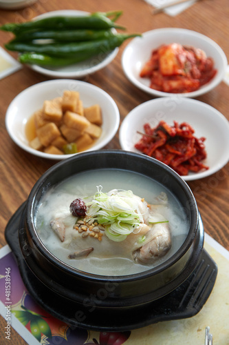 한국 전통 음식인 삼계탕 요리.