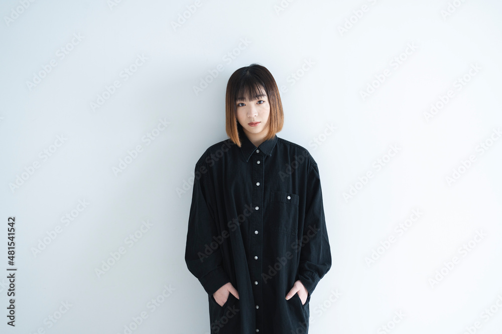 Fototapeta premium クールな若い女性のポートレート