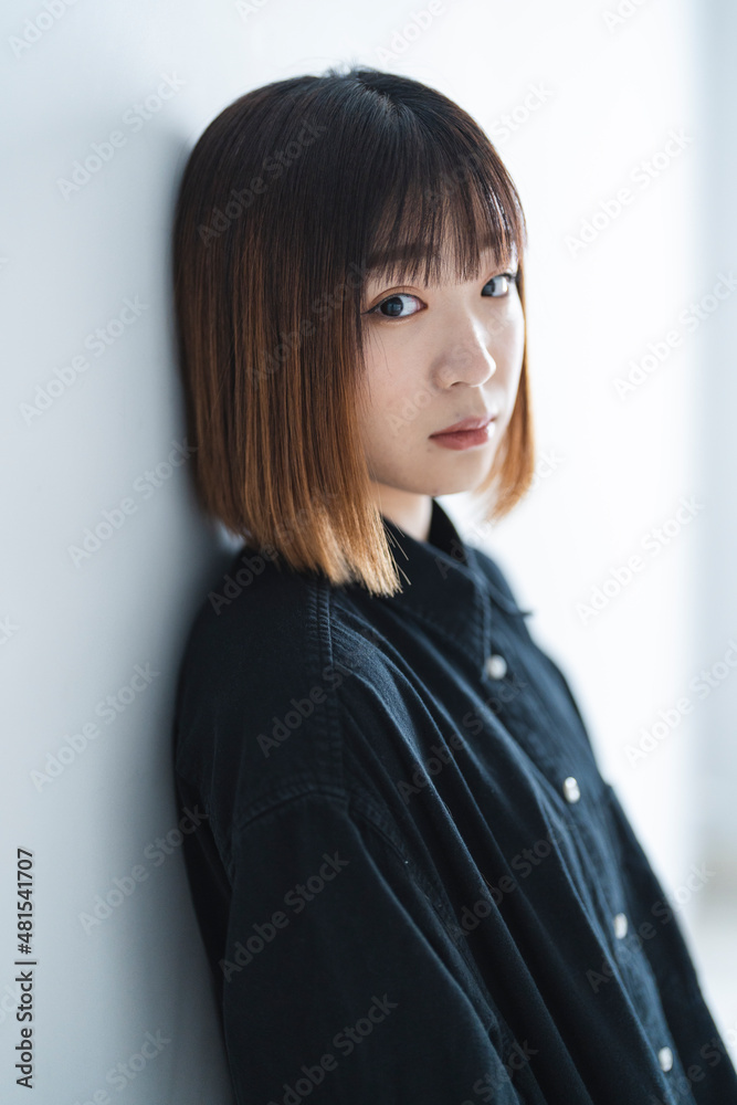 クールな若い女性のポートレート