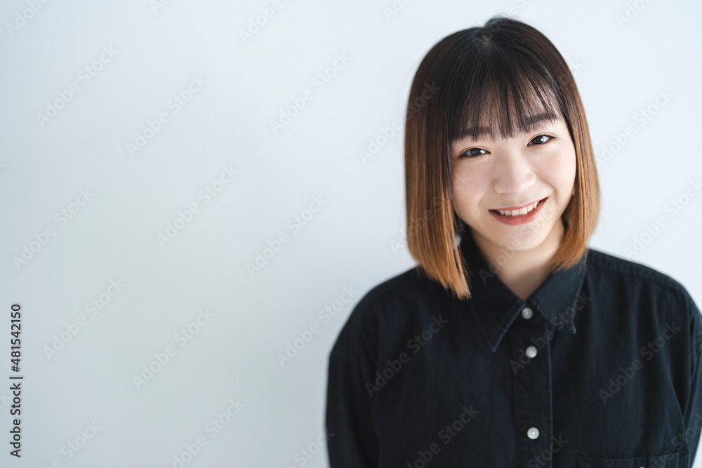 クールな若い女性のポートレート