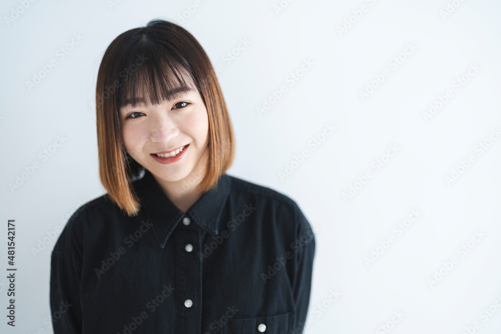クールな若い女性のポートレート クールな若い女性のポートレート