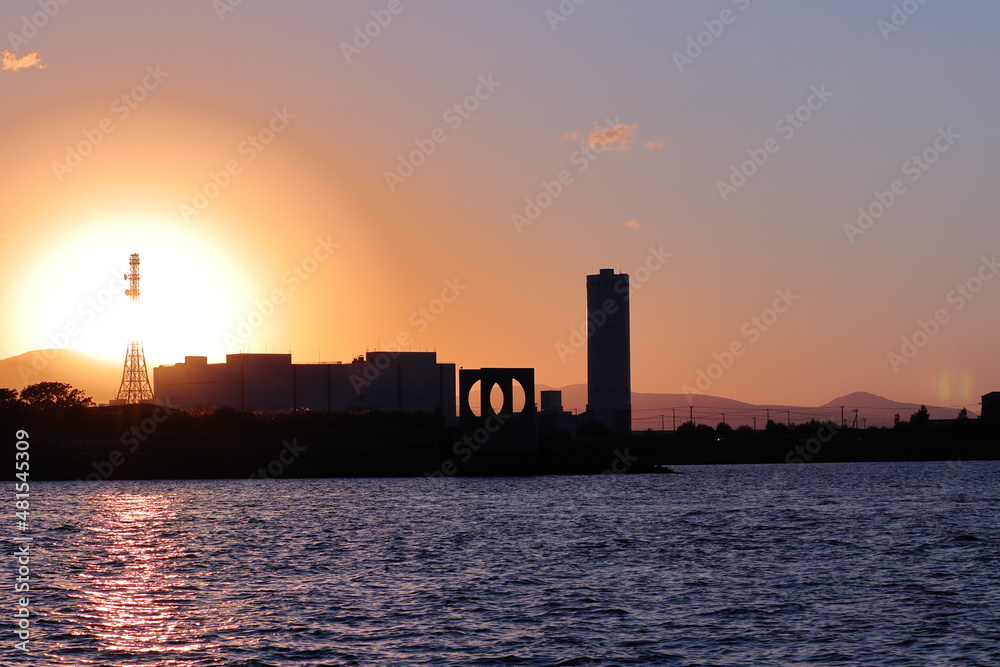 石狩湾新港火力発電所と夕日