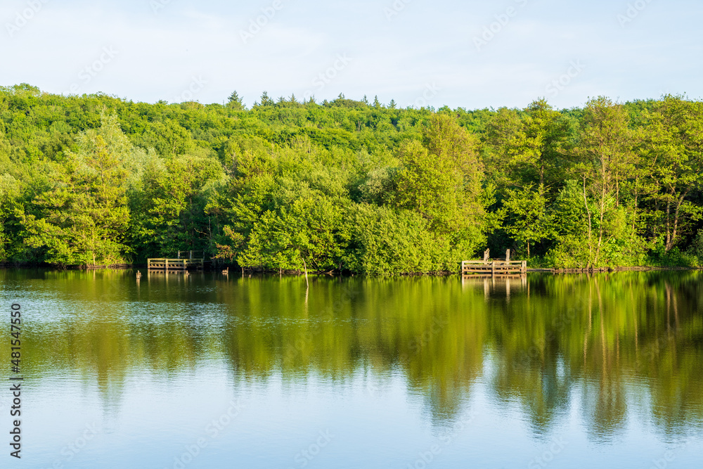 Aménagements pour la pêche sur les berges du Lac des Miroirs à Condette -  Pas-de-Calais Photos | Adobe Stock