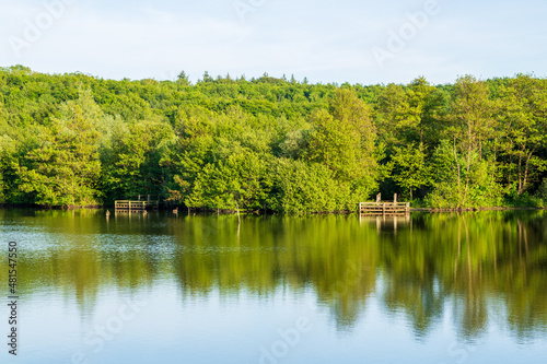 Tableau sur toile Aménagements pour la pêche sur les berges du Lac des Miroirs à Condette - Pas-de