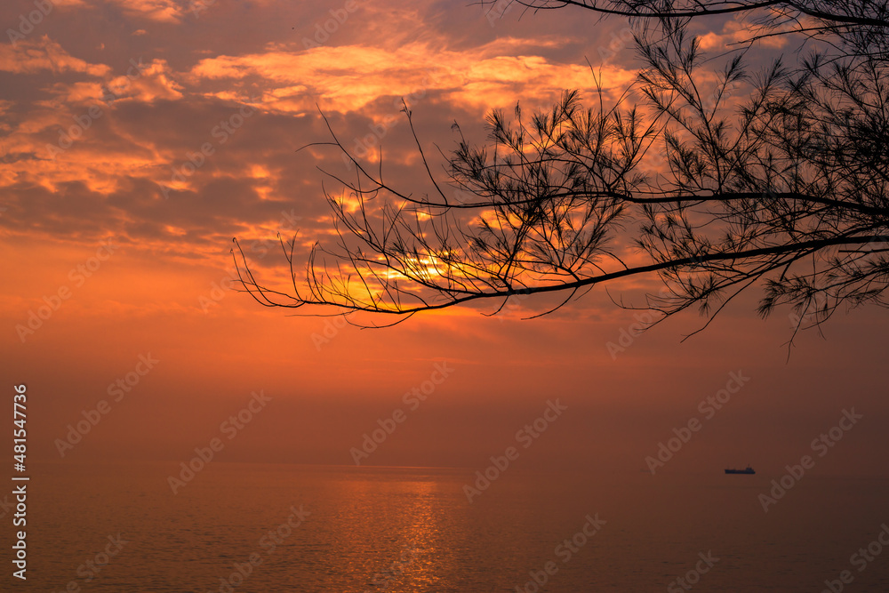Naklejka premium The background of the sea by the evening sea, with natural beauty (sea water, rocks, sky) and fishermen are fishing by the river bank, is a pleasure during travel.