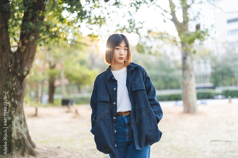 街を歩く若い女性 街を歩く若い女性