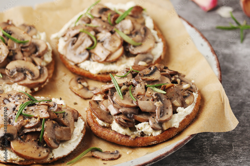 Open sandwiches with grilled mushrooms	