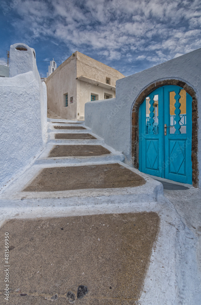 Caratteristico vicoletto nel villaggio di Pyrgos Kallistis, isola di Santorini GR