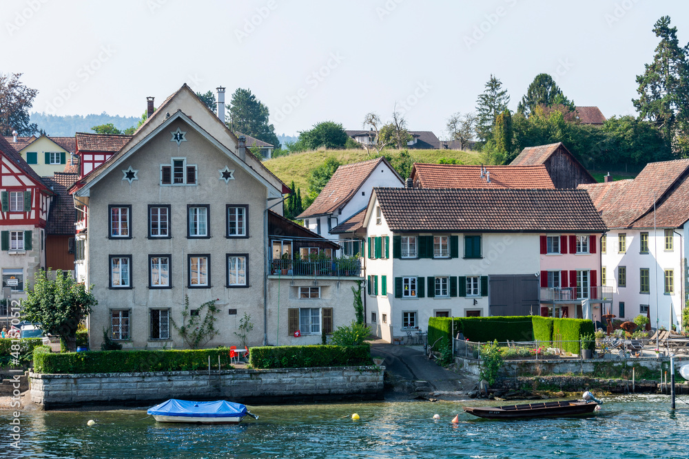 Obraz premium Rhine river and the coastline with trees and houses in Stone at the Rhein town on sunny summer day