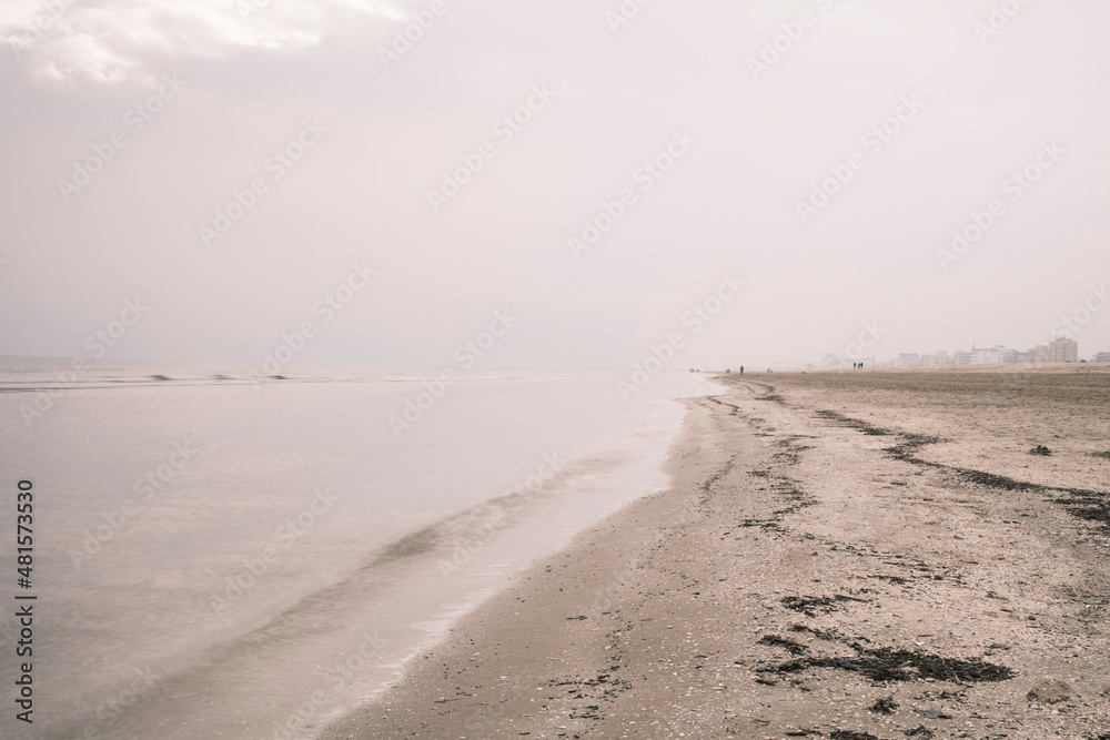 Spiaggia di Rimini in una giornata invernale, fuori stagione. Spiaggia di Rimini in una giornata invernale, fuori stagione.