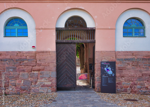  Eingang zum Burghof der Leuchtenburg in Kahla bei Jena, Porzellan, Porzellanwelten, Thüringen, Deutschland © Mark Lämmchen 