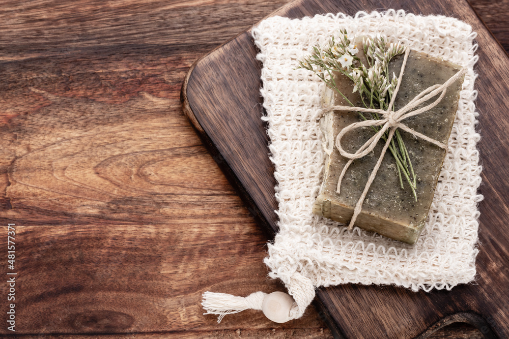 Naklejka premium Handmade natural soap on pastel background.