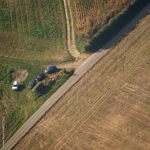Valokuvatapetti vue aérienne de voitures de chasseurs à Ambleville dans le Val d'Oise en France