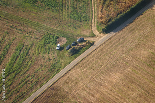 Fotografija vue aérienne de voitures de chasseurs à Ambleville dans le Val d'Oise en France