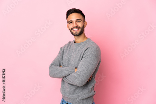Canvastavla Young caucasian man isolated on pink background with arms crossed and looking fo
