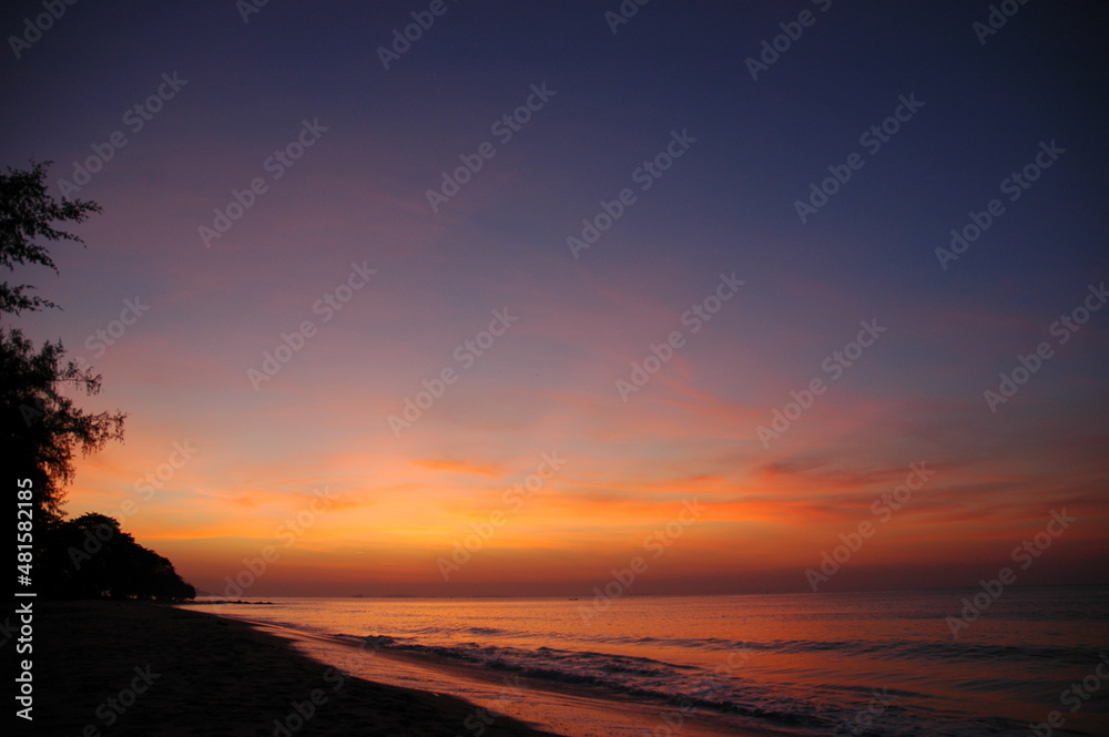 Obraz premium sun raise on the beach