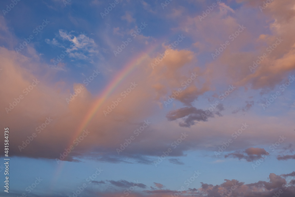 Ein Regenbogen in der Abendsonne
