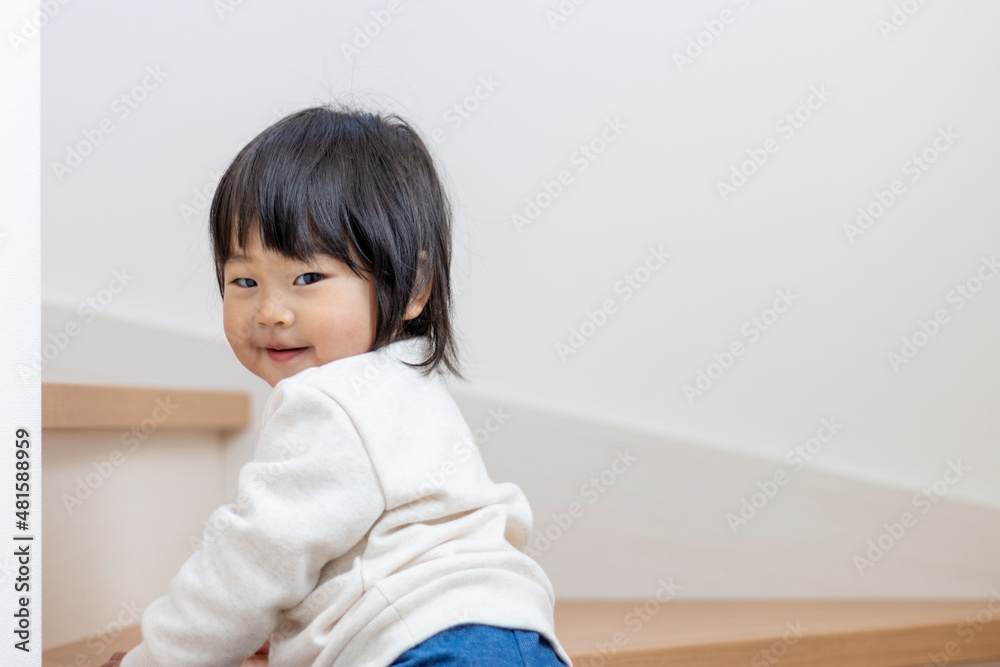 階段を上り下りする赤ちゃん(1歳6か月、女の子、日本人) 階段を上り下りする赤ちゃん(1歳6か月、女の子、日本人)