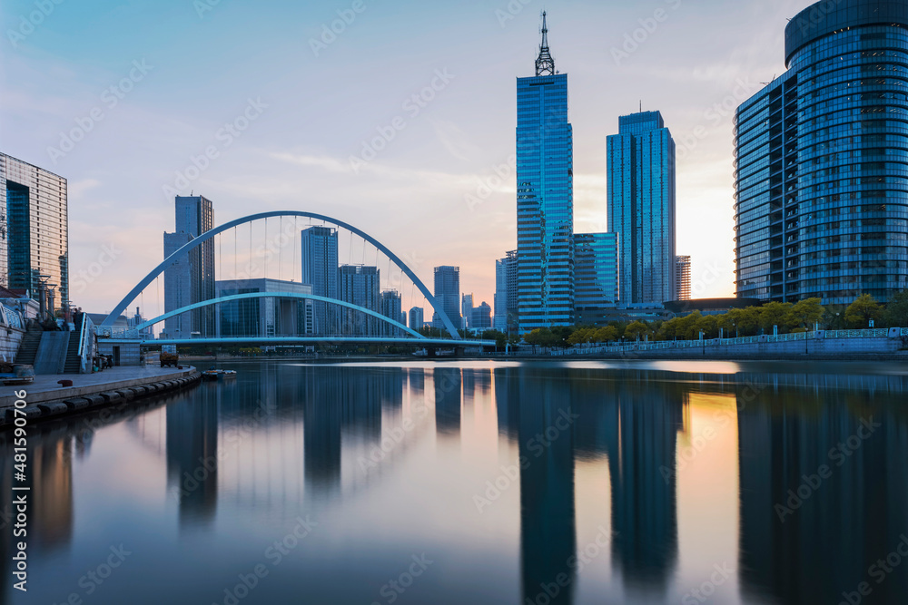 In the evening, the city skyscrapers are reflected on the water, and the picture is very beautiful In the evening, the city skyscrapers are reflected on the water, and the picture is very beautiful